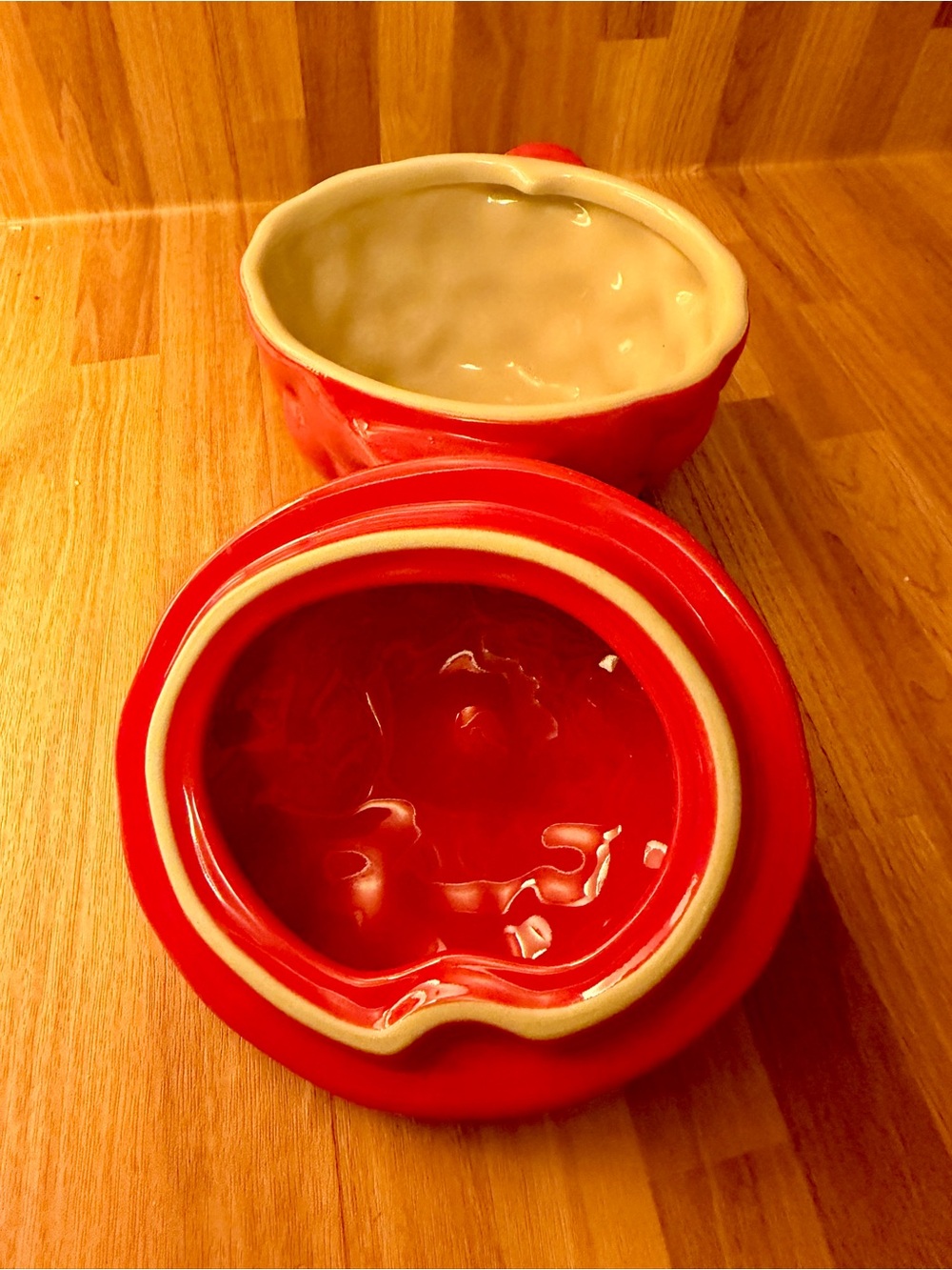 Le Creuset Raspberry Cocotte - Picture 3 of 3